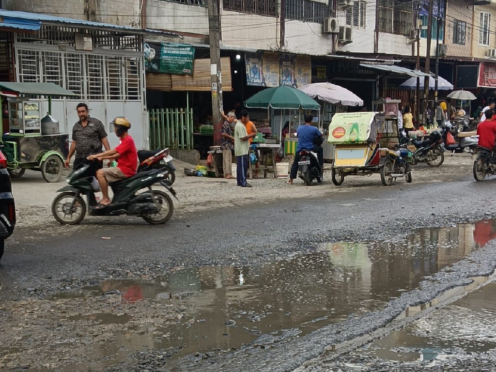 Perbaikan Drainase di Sunggal Medan Tak Beres-beres Kondisi Jalan Sunggal, Kota Medan, (Foto: Ist)